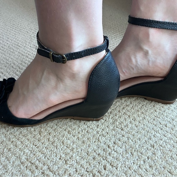 Like new black wedge sandals with ankle straps - Picture 5 of 5